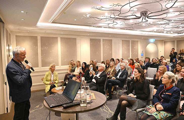 Hannes Jaenicke beim Vortrag / CeU-Talk mit Hannes Jaenicke &uuml;ber das Thema: Boden, Klima, Natur / Club europ&auml;ischer Unternehmerinnen l&auml;dt zum Vortrag, Gespr&auml;ch und Empfang im Hotel Mandarin Oriental am 25. M&auml;rz 2025 (&copy;Foto: ABR-Pictures / Frank Rollitz)